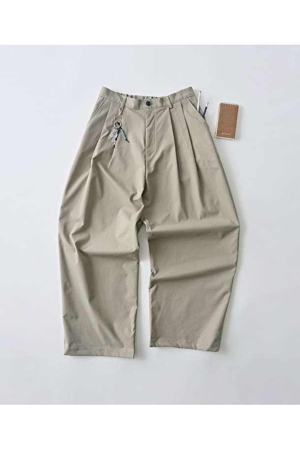 부드러운 면 소재로 제작되어 편안한 착용감을 선사하는 코튼 핀턱 밴딩 슬랙스 (카키)입니다. 봄, 여름, 가을 시즌에 활용하기 좋은 얇은 두께감으로, 레귤러핏 디자인이 깔끔한 실루엣을 연출합니다. 핀턱 디테일이 더해져 베이직하면서도 미니멀한 스타일을 완성하며, 밴딩 처리로 편안함을 더했습니다. 출근룩 또는 비즈니스 캐주얼에 활용하여 미니멀, 클래식, 캐주얼한 무드를 연출해보세요. 남녀 모두 착용 가능하며, 일상에서 폭넓게 활용할 수 있습니다.
