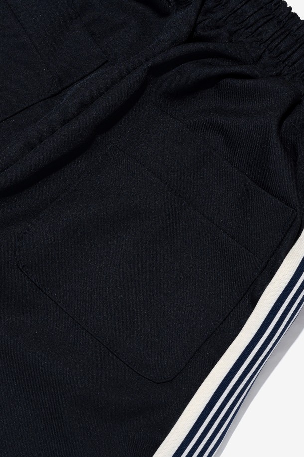 네이비 컬러의 투턱 테이핑 트레이닝 트랙팬츠는 스트리트 무드의 캐주얼한 스타일을 연출하기에 좋습니다. 폴리에스테르 소재로 제작되었으며, 사이드 테이핑과 투턱 디테일이 돋보입니다. 밴딩 처리된 허리와 와이드 루즈핏으로 편안하게 착용 가능하며, 봄, 여름 시즌에 활용하기 좋습니다.
