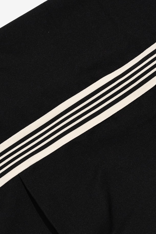 **투턱 테이핑 트레이닝 트랙팬츠 (블랙)**

일상과 스포츠 활동에 모두 적합한 남성용 트레이닝 팬츠입니다. 넉넉한 와이드핏과 긴 기장으로 편안함과 스타일을 동시에 잡았습니다. 폴리에스터 소재로 제작되어 활동성이 높고, 사이드 스트라이프 테이프와 투턱 디테일이 스포티하면서도 스트릿한 무드를 연출합니다. 밴딩 허리 디자인으로 편안한 착용감을 선사하며, 봄, 여름 시즌에 시원하게 입기 좋습니다. 동네 마실룩이나 여행룩으로 활용하기 좋은 캐주얼한 매력의 트레이닝 팬츠입니다.
