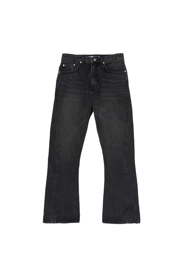 여성용 블랙 컬러의 CURVED FLARE DENIM PANTS입니다. 봄, 가을에 어울리는 데님 소재의 긴바지로, 하이웨스트 디자인과 플리츠 디테일, 곡선 사이드 컷팅이 특징입니다. 부츠컷, 플레어 핏으로 캐주얼한 스타일을 연출할 수 있습니다.
