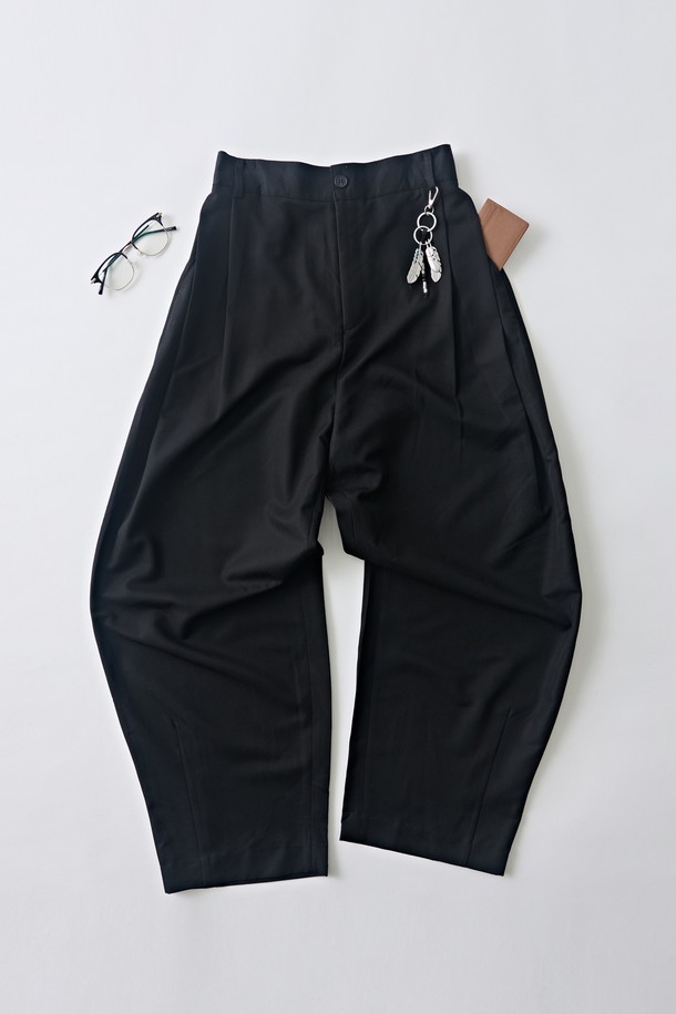 울 블랜드 벌룬 슬랙스는 울 혼방 소재로 제작되어 부드러운 촉감을 선사하며, 사계절 내내 활용하기 좋습니다. 허리부터 밑단까지 여유 있는 루즈핏 와이드 실루엣으로 편안하면서도 세련된 스타일을 연출합니다. 블랙 컬러의 무지 디자인은 베이직하고 미니멀한 무드를 더해 다양한 상의와 매치하기 용이합니다. 오피스룩, 비즈니스 캐주얼, 모임룩 등 TPO에 구애받지 않고 클래식, 미니멀, 시크한 스타일을 완성할 수 있습니다.
