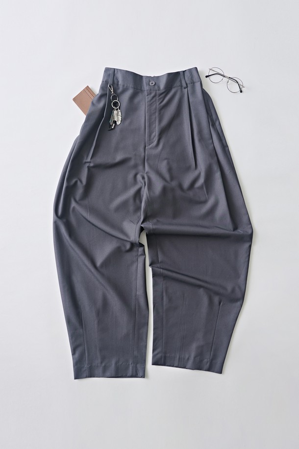 세련된 무드의 울 블랜드 벌룬 슬랙스 (그레이)입니다. 울, 폴리에스테르, 레이온, 스판덱스의 혼방 소재로 제작되어 부드러운 촉감과 편안한 착용감을 선사합니다. 미니멀하고 베이직한 스타일로, 와이드 핏과 롱 기장이 트렌디한 실루엣을 연출합니다. 일상, 캐주얼, 포멀 등 다양한 TPO에 활용 가능하며, 오피스룩, 비즈니스 캐주얼, 출근룩에도 잘 어울립니다. 심플한 디자인과 유동적인 핏으로 시크하고 클래식한 스타일을 완성해보세요.
