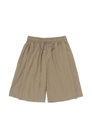 NYLON PINTUCK BERMUDA PANTS (BEIGE)