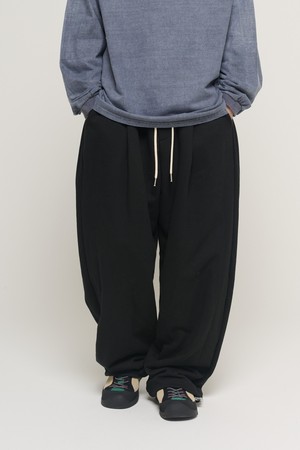 TWO-TUCK SIDE WIDE SWEATPANTS (BLACK)