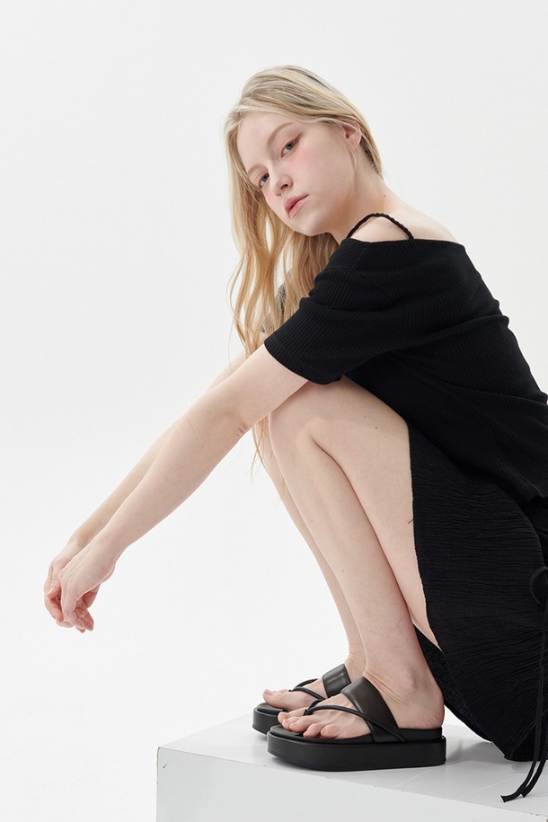 여성용 IS_251794 토 플랫폼 플립플랍은 봄, 여름 시즌에 일상용으로 적합하며, 블랙 색상의 양가죽과 돼지가죽 소재로 제작되었습니다. 4.5cm 플랫폼 굽과 오픈토 디자인이 특징이며, 소프트 패딩 내장, 라텍스 중창, 가죽 래핑 힐, 무지 패턴, 스트랩 탑라인, 오픈형 신발 여밈, 보통 발볼, 패딩 안감을 적용했습니다. 편안한 착화감을 제공하는 동시에 스타일리시한 룩을 연출할 수 있습니다.
