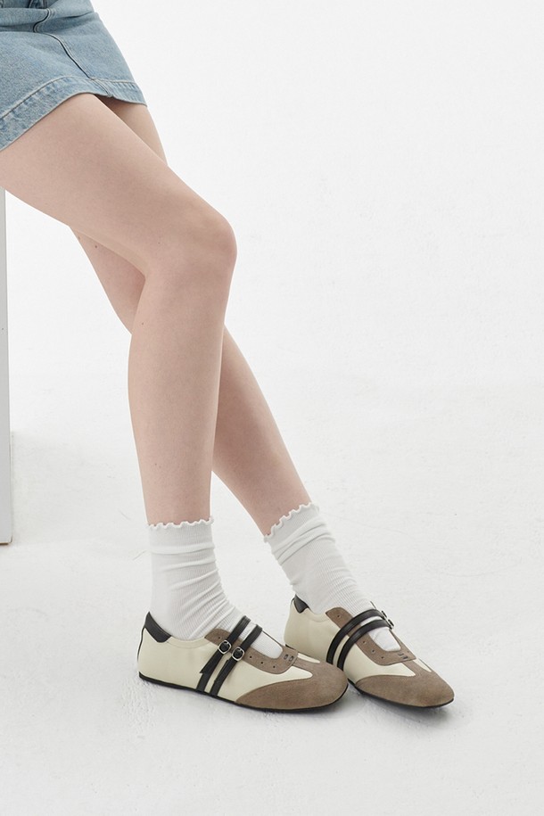 여성용 IS_251783_2 스트랩 버클 스니커즈는 아이보리, 블랙 2가지 색상으로 출시되었습니다. 양가죽, 소가죽, 스웨이드, 고무 소재로 제작되었으며, 라운드 앞코와 플랫 굽이 특징입니다. 더블 스트랩 디자인, 라텍스 인솔, 소프트 러버 아웃솔, 높이 증가 인솔이 포함되었으며 핸드메이드로 제작되었습니다.
