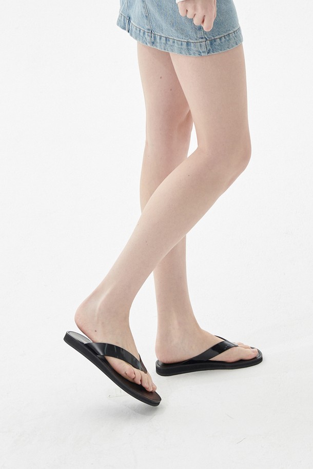 여성용 IS_251792 In 플립플랍은 카멜, 블랙 색상으로 출시되었으며, 봄, 여름 시즌에 일상용으로 적합합니다. 7cm 웨지힐에 소가죽, 돈피 소재, 오픈토 디자인, 크로스 탑라인, 발바닥 부분 장식 스티치, 광택감 있는 마감, 유연한 밑창과 곡선 디테일이 돋보이는 수제화입니다. 무지 패턴에 돈피 안감을 사용한 오픈형 디자인입니다.
