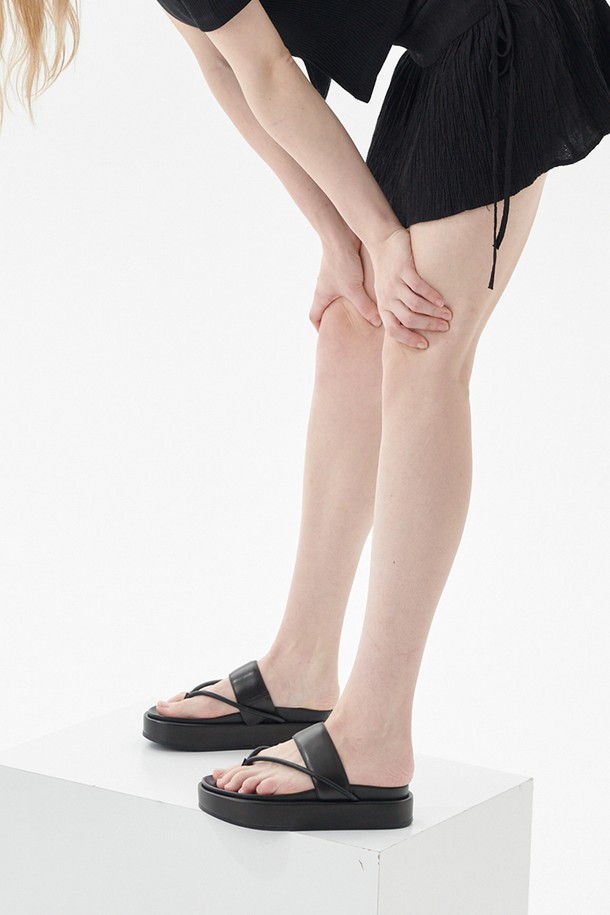 여성용 IS_251794 토 플랫폼 플립플랍은 봄, 여름 시즌에 일상용으로 적합하며, 블랙 색상의 양가죽과 돼지가죽 소재로 제작되었습니다. 4.5cm 플랫폼 굽과 오픈토 디자인이 특징이며, 소프트 패딩 내장, 라텍스 중창, 가죽 래핑 힐, 무지 패턴, 스트랩 탑라인, 오픈형 신발 여밈, 보통 발볼, 패딩 안감을 적용했습니다. 편안한 착화감을 제공하는 동시에 스타일리시한 룩을 연출할 수 있습니다.
