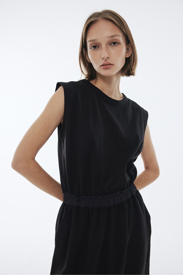 Juliapepe - 반팔티셔츠 - Cotton Square Sleeveless Top (Black)