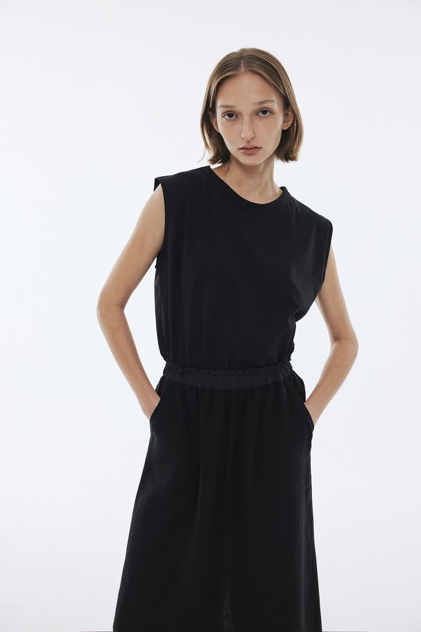 Juliapepe - 반팔티셔츠 - Cotton Square Sleeveless Top (Black)