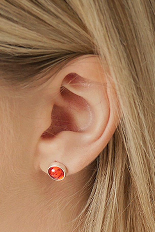 "Orange lover (오렌지 러버)" 귀걸이는 여성스러운 매력을 더해줄 클래식 스타일의 액세서리입니다. 실버925 소재에 오렌지 컬러 보석이 섬세하게 세팅되어 화사한 포인트를 선사합니다. 7cm 길이로, 시선을 사로잡는 세련된 디자인이 돋보입니다. 데이트룩, 모임룩 등 다양한 TPO에 활용하여 미니멀하고 걸리시한 스타일을 연출해보세요.
