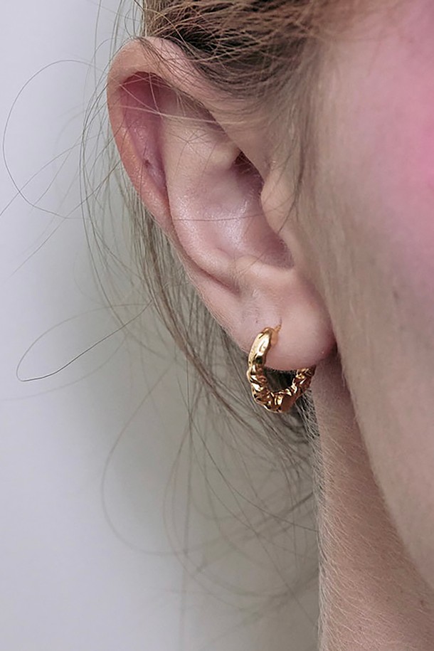 샌드 텍스처가 돋보이는 여성용 후프형 귀걸이입니다. 알레르기 걱정 없는 실버925 소재로 제작되었으며, 1.8cm 길이로 적당한 존재감을 선사합니다. 실버와 골드 두 가지 색상으로 출시되었으며, 18K 귀금속 도금 옵션을 통해 더욱 고급스러운 연출이 가능합니다.
