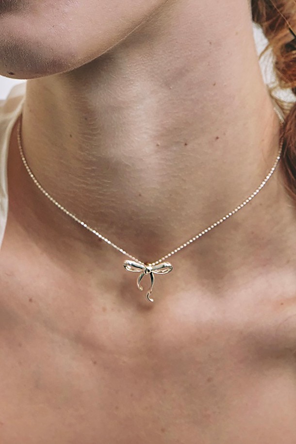 발레리나의 우아함을 담아낸 Ballerina soft 목걸이입니다. 실버925 소재에 18k 골드 도금 리본 장식이 더해져 엘레강스하면서도 미니멀한 스타일을 연출합니다. 알레르기 방지 소재로 제작되어 민감한 피부에도 안심하고 착용할 수 있습니다.
