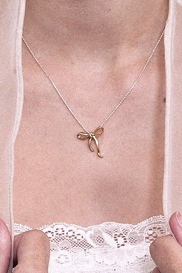 "Ballerina soft" 목걸이는 여성스러운 매력을 더해주는 목걸이입니다. 알레르기 방지 처리가 된 순은(실버925) 소재에 18k 골드 도금 리본 장식이 포인트로 더해져 우아하고 미니멀한 스타일을 연출합니다. 실버와 골드 컬러 믹스 옵션으로 폭넓은 스타일을 소화할 수 있습니다.
