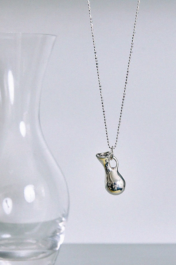 세련된 실버 컬러의 순은 소재, 향수병 펜던트 디자인의 여성용 목걸이입니다. 미니멀하면서도 클래식한 무드를 연출하며, 슬라이드 볼 메커니즘으로 최대 70cm까지 길이 조절이 가능하여 편안하게 착용할 수 있습니다. 알레르기 방지 소재를 사용하여 안심하고 착용할 수 있으며, 2.5cm 크기의 펜던트가 은은하게 포인트를 더해줍니다.
