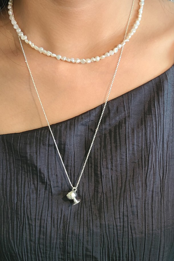 세련된 와인 컬러의 롱 체인 목걸이로, 여성스러운 데일리룩을 완성해보세요. 심플한 디자인에 메탈 소재의 싱글 체인이 더해져 미니멀하면서도 세련된 무드를 연출합니다. 걸고리형 잠금 방식으로 편안하게 착용 가능하며, 사계절 내내 다양한 스타일에 매치하기 좋습니다.
