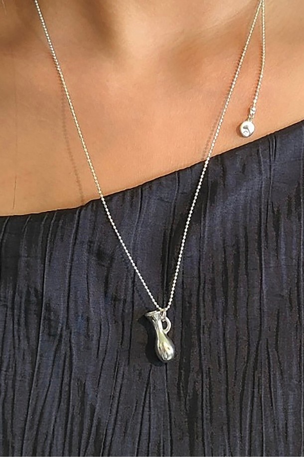 롱 퍼퓸 체인 목걸이는 미니멀한 스타일을 추구하는 여성들을 위한 실버 메탈 소재의 롱 체인 목걸이입니다. 심플한 디자인에 펜던트 장식이 더해져 세련된 포인트를 더하며, 볼 체인 타입으로 제작되어 은은한 매력을 선사합니다. 걸고리형 잠금 방식으로 착용이 간편하며, 데이트룩이나 모임룩에 매치하여 미니멀하면서도 시크한 스타일을 연출할 수 있습니다. 클래식한 무드까지 더해 다양한 스타일을 소화할 수 있는 활용도 높은 아이템입니다.
