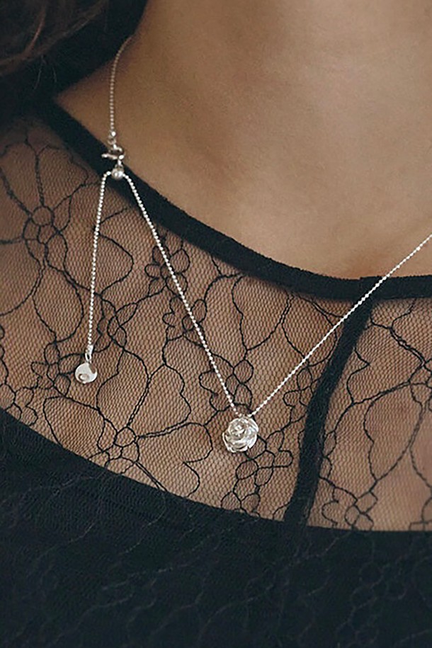 세련된 실버 체인과 로즈 펜던트가 돋보이는 Rose chain drop 목걸이입니다. 슬라이드 볼을 사용하여 원하는 길이로 간편하게 조절 가능하며, 드롭 디자인으로 여성스러운 매력을 더합니다. 미니멀하면서도 엘레강스한 스타일로 일상 룩에 포인트를 주어 세련된 분위기를 연출해보세요.
