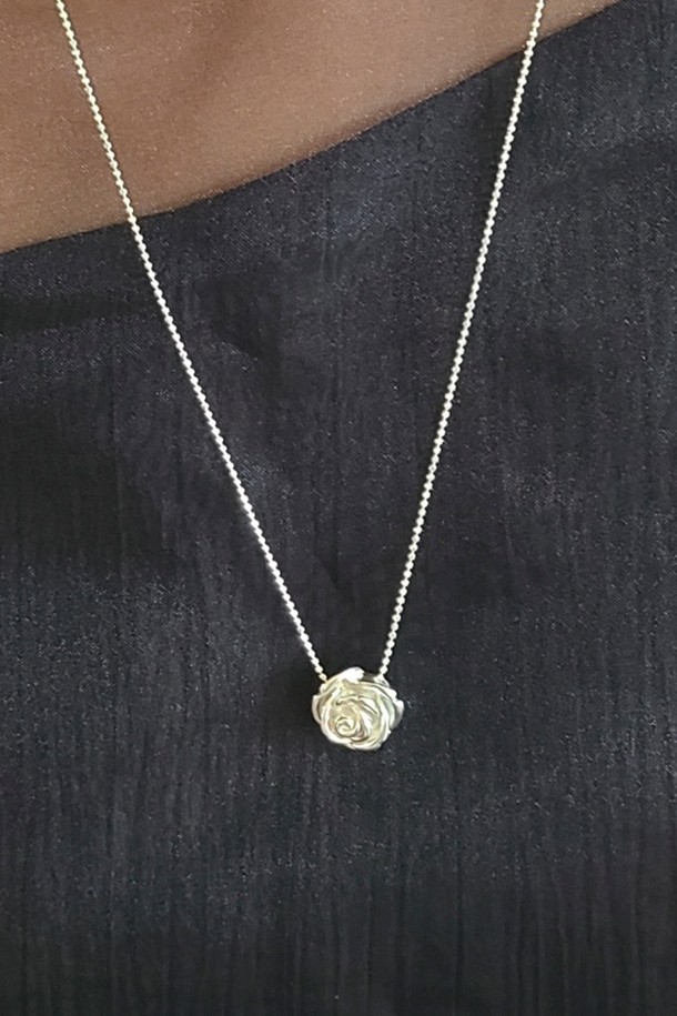 925 순은 소재의 빅 로즈 체인 드롭 목걸이입니다. 미니멀하면서도 엘레강스한 무드를 연출하며, 알레르기 방지 기능으로 모든 여성분들이 안심하고 착용할 수 있습니다. 체인 드롭 디자인에 장미 모티프 펜던트가 더해져 데일리룩에 포인트를 더해줍니다.
