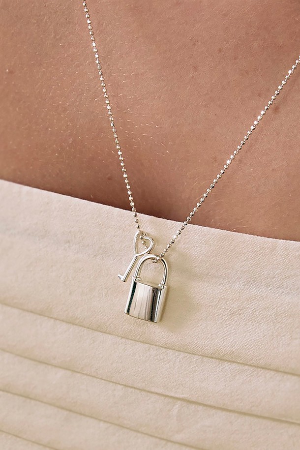 심플한 매력의 Heart key set new 목걸이입니다. Silver925 순은 소재에 하트와 키 디자인 장식이 더해져 사랑스러운 포인트를 더하며, 알레르기 방지 기능으로 안심하고 착용할 수 있습니다. 60cm + 10cm 길이의 슬라이드 볼 조절이 가능하여, 원하는 스타일에 맞게 연출할 수 있는 미니멀 스타일의 공용 목걸이입니다.
