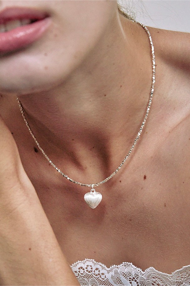 여성스러운 실버 목걸이, Square twinkle heart SV입니다. 실버925 소재에 하트 펜던트 디자인으로, 미니멀하면서도 우아한 스타일을 연출합니다. 알러지프리 기능과 체인 길이 조절이 가능하며, 자연스러운 빛 반사와 광택 마감으로 세련된 포인트를 더합니다.
