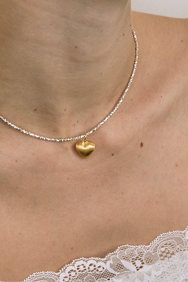 실버925 소재의 Square twinkle heart MIX 목걸이는 여성스러운 매력을 더해줍니다. 미니멀한 디자인에 하트 펜던트가 돋보이며, 자연광을 받으면 반짝이는 매력적인 디자인입니다. 알레르기 걱정 없는 소재로 제작되었으며, 38.5cm + 5.5cm 조절 체인으로 길이를 조절하여 일상에서 편안하게 착용할 수 있습니다. 펜던트 크기는 1.5cm입니다.
