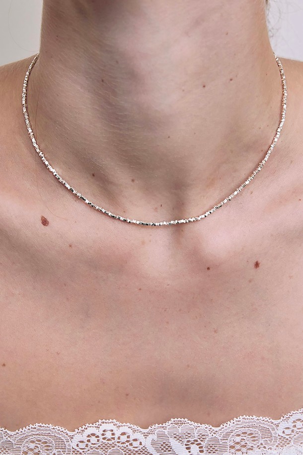 심플하고 세련된 디자인의 Square twinkle necklace SV입니다. 알레르기 걱정 없이 착용 가능한 알레르기 방지 소재와 은은하게 빛나는 트윙클 디자인이 특징입니다. 데일리룩에 포인트를 더해줄 미니멀 스타일의 실버 목걸이입니다.
