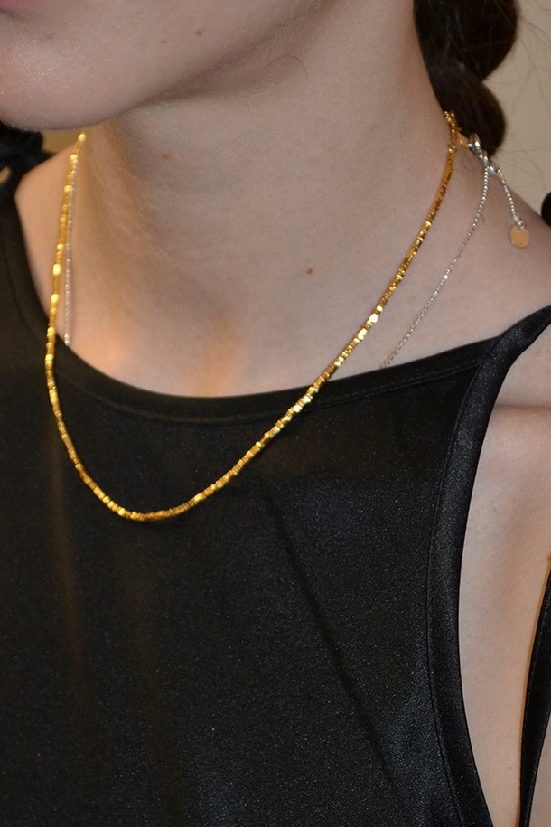 Square twinkle necklace GD는 미니멀한 스타일을 추구하는 여성들을 위한 골드 컬러의 목걸이입니다. 알레르기 걱정 없이 착용 가능한 논알러지 Silver925(순은) 소재로 제작되었으며, 트윙클 스퀘어 디자인이 돋보입니다. 다양한 스타일에 매치하기 좋은 심플하면서도 세련된 디자인으로, 옵션 선택을 통해 사이즈를 고를 수 있습니다.
