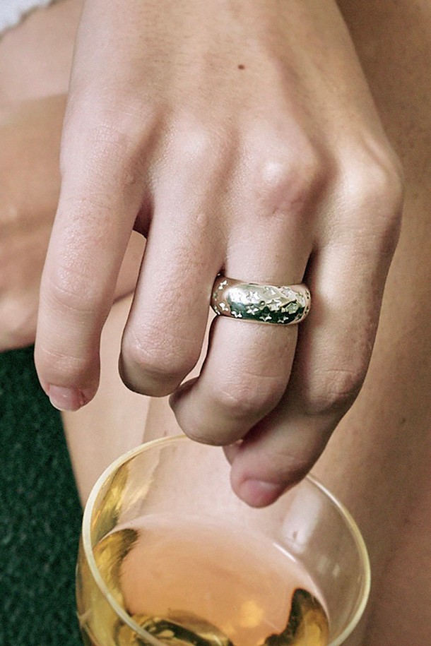 세련된 여성미를 더해줄 Star dom 링입니다. 실버와 그린 컬러의 메탈 소재에 스톤과 크리스탈 장식이 더해져 은은하게 빛나며, 돔형 디자인과 스타 모티브가 돋보이는 엘레강스한 스타일을 연출합니다. 데일리 아이템으로, 어떤 룩에도 세련되게 매치하여 특별함을 더해보세요.
