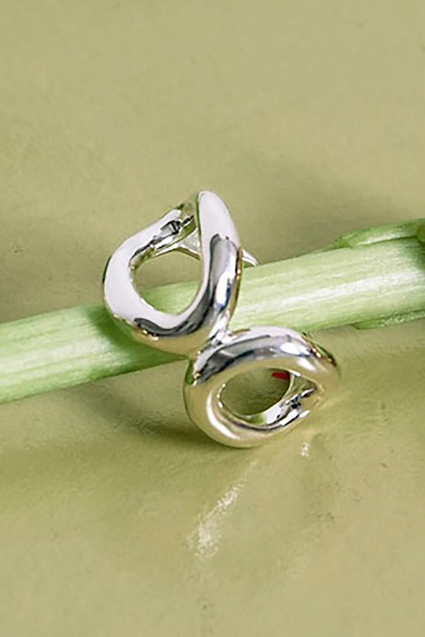 나비 볼드 링 SV는 여성스러운 매력을 더해주는 실버 소재의 반지입니다. 순은(Silver925) 소재로 제작되어 알레르기 걱정 없이 착용할 수 있으며, 볼드한 디자인과 나비 모티프가 돋보입니다. 미니멀한 스타일로 데이트룩, 카페룩, 모임룩 등 다양한 TPO에 매치하기 좋습니다. 미니멀, 클래식, 걸리시 스타일을 즐겨 입는 분들께 추천합니다. 옵션 선택을 통해 나만의 사이즈로 만나보세요.
