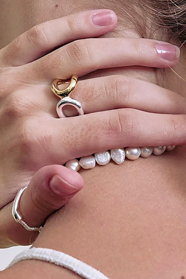 우아한 여성미를 선사하는 Butterfly bold ring G는 섬세한 나비 디자인이 돋보이는 실버925 소재의 반지입니다. 알레르기 방지 기능으로 안심하고 착용할 수 있으며, 다양한 사이즈 선택이 가능하여 편안한 착용감을 제공합니다. 순은 소재 특유의 은은한 광택이 돋보이는 이 반지는 당신의 스타일을 더욱 돋보이게 해줄 것입니다.
