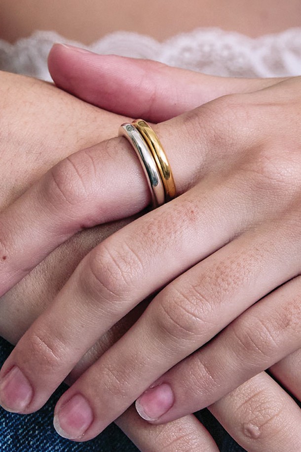 Donut bold ring GD는 미니멀한 스타일의 골드 컬러 볼드 링입니다. 알러지 걱정 없이 착용 가능한 하이포알러제닉 제품으로, 실버925 소재로 제작되어 데일리 룩에 포인트를 더합니다. 심플한 무지 디자인으로 어떤 스타일에도 자연스럽게 어울립니다.
