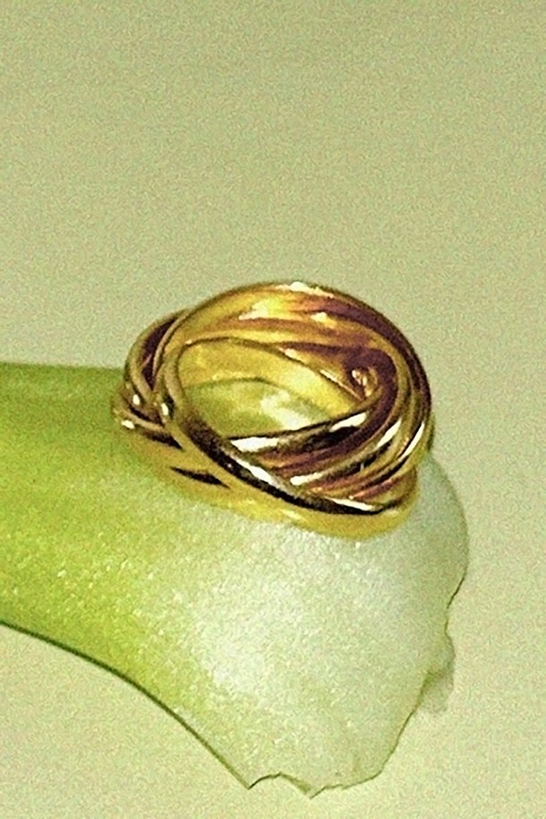 볼드 소프트 레이어드 링 G는 미니멀한 스타일을 추구하는 여성들을 위한 반지입니다. 925 순은 소재로 제작되어 알레르기 걱정 없이 착용할 수 있으며, 볼드한 디자인과 레이어드 스타일이 특징입니다. 데이트룩, 카페룩, 모임룩 등 다양한 TPO에 잘 어울리며, 미니멀, 클래식, 시크한 스타일을 연출하기 좋습니다. 옵션 선택을 통해 나만의 개성을 더할 수 있습니다.
