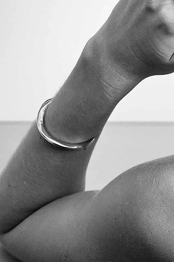 심플한 실버 메탈 소재의 플랫 웨이브 팔찌입니다. 얇고 슬림한 디자인으로 가볍게 착용하기 좋으며, 미니멀하고 베이직한 스타일을 연출합니다. 데일리 룩에 자연스럽게 어울리는 여성용 팔찌입니다.
