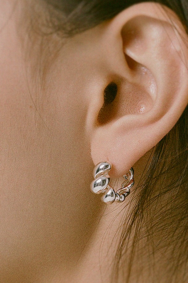 세련된 실버925 소재의 Big strap silver 귀걸이입니다. 클래식한 스트랩 디자인과 미니멀한 스타일이 돋보이며, 데일리 악세사리로 활용하기 좋습니다. 실버와 골드 두 가지 컬러로 출시되었으며, 총 길이 17cm로 세련된 룩을 완성해줍니다.
