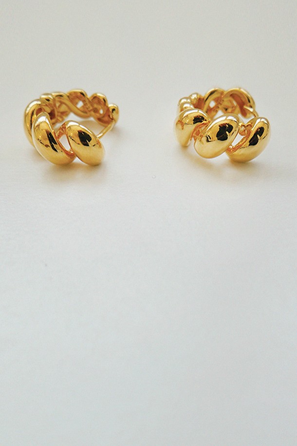 **Big strap gold**는 실버925에 골드 도금으로 제작된 여성 귀걸이입니다. 1.7cm 사이즈의 미니멀한 디자인으로, 스트랩 후프 디자인과 웨이브 패턴이 특징이며, 봄, 여름 시즌 데일리룩에 포인트를 더하기 좋습니다. 스프링/서머 스톤 주얼리 컬렉션으로, 오션 웨이브 링과 함께 스타일링하여 세련된 느낌을 연출할 수 있습니다.
