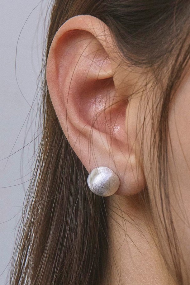 Sandy light mini 귀걸이는 실버925 소재로 제작되어 알레르기 걱정 없이 착용할 수 있습니다. 매트한 마감의 볼 형태 디자인에 2mm의 아담한 사이즈로, 데일리룩부터 포멀한 스타일까지 미니멀하고 베이직하게 연출할 수 있습니다. 골드와 실버 두 가지 색상으로 출시되어, 가볍게 포인트를 주고 싶은 여성분들에게 추천합니다.
