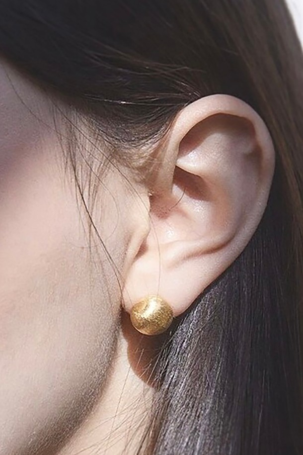 Sandy light mini G는 여성 고객을 위한 클래식한 스타일의 쥬얼리 귀걸이입니다. 실버 92.5 소재에 메탈릭 텍스처가 돋보이는 스트랩 디자인으로, 세련된 매력을 더합니다. 총 길이 17cm로, 액세서리 용도로 사용하며, 프레시한 감각을 더해줍니다.
