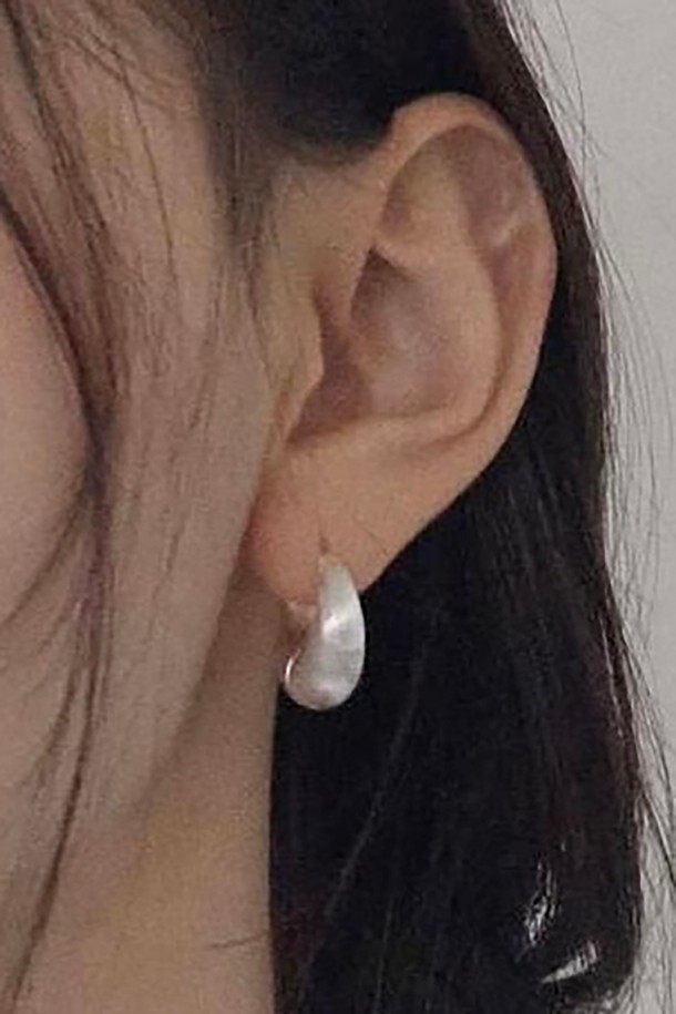 샌디 라이트 드롭은 미니멀한 디자인과 매트 샌딩 처리로 은은한 분위기를 자아내는 귀걸이입니다. 실버925 소재로 제작되어 고급스러움을 더하며, 가벼운 중량감으로 편안한 착용감을 선사합니다. 메모리와 무지개에서 영감을 받은 디자인은 포에틱한 감성을 더해주며, 데이트룩, 카페룩, 모임룩 등 다양한 TPO에 매치하기 좋습니다. 미니멀, 클래식, 시크 스타일을 즐기는 여성분들에게 추천합니다.
