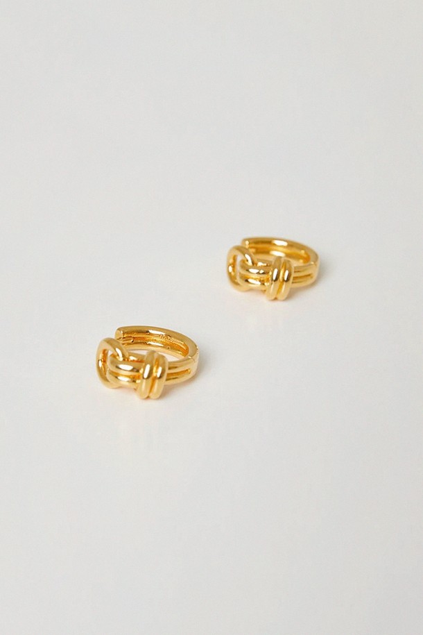 실버925 소재의 리본 타이 디자인이 돋보이는 링 스타일 귀걸이입니다. 알레르기 방지 소재로 제작되어 민감한 피부에도 안심하고 착용할 수 있으며, 사랑스러운 리본 디테일이 여성스러운 포인트를 더합니다. 골드와 실버 두 가지 컬러로 제공되어, 다양한 스타일링에 활용하기 좋습니다.
