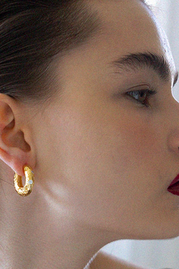 **Fresh Blown Flowers 컬렉션**의 투 큐빅 후프 귀걸이는 미니멀한 스타일을 선호하는 당신을 위한 아이템입니다. 골드와 실버 두 가지 색상으로 출시되었으며, 알레르기 방지 처리가 된 황동 소재에 큐빅 장식이 더해져 봄날의 싱그러움을 담았습니다. 일상에서 세련된 포인트를 더해줄 투 큐빅 후프 디자인의 귀걸이를 만나보세요.
