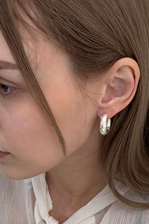 "Two cubic hoop" 귀걸이는 2022년 봄 시즌을 맞아 출시된 "Fresh Blown Flowers Collection"의 여성용 액세서리입니다. 황동과 큐빅 소재로 제작되었으며, 골드와 실버 두 가지 색상으로 만나볼 수 있습니다. 알러지 방지 기능과 함께 12cm 길이, 0.6cm 깊이의 미니멀하고 우아한 디자인으로 데일리룩에 포인트를 더해줍니다.
