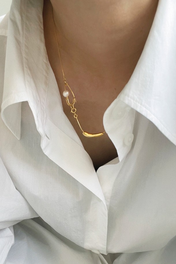 Light clip necklace GD는 여성들을 위한 미니멀하면서도 엘레강스한 스타일의 금속 소재 데일리 목걸이입니다. 버건디 골드, 그린 골드, 블랙 골드, 펄 골드, 골드, 실버 골드 등 다양한 컬러 옵션으로 제공되며, 세련된 클립 디자인 장식이 특징입니다. Gold Collection 제품으로, 클립형 잠금장치를 사용하여 착용이 편리합니다.
