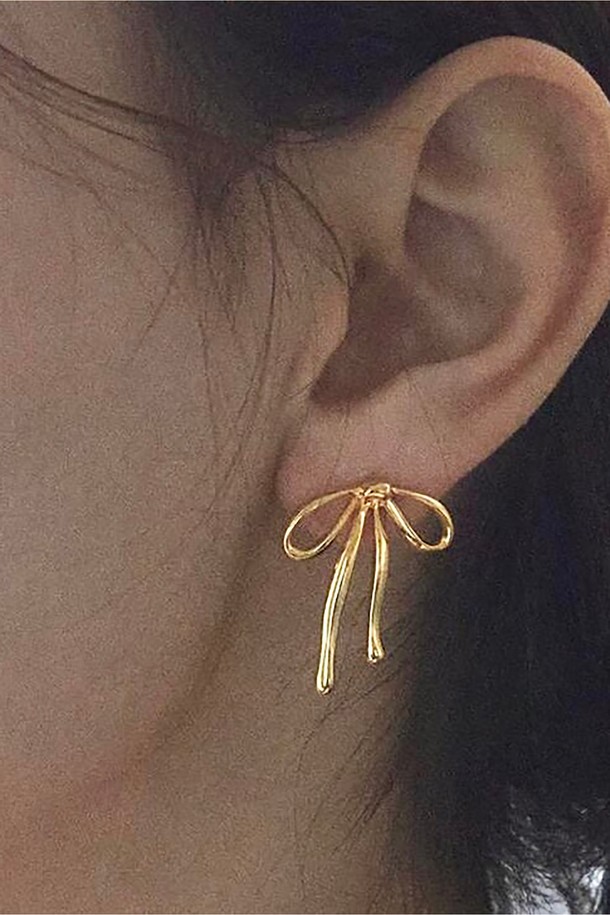 리본 클래식 미니 쥬얼리/액세서리는 여성들을 위한 클래식 스타일의 액세서리입니다. 골드와 실버 두 가지 색상으로 제공되며, 실버925 소재로 제작되어 알레르기 걱정 없이 편안하게 착용할 수 있습니다. 섬세한 리본 디자인이 돋보이며, 데이트룩이나 모임룩에 은은한 포인트를 더해줍니다. 미니멀하고 걸리시한 무드를 연출하여 일상에서도 부담 없이 착용 가능합니다.
