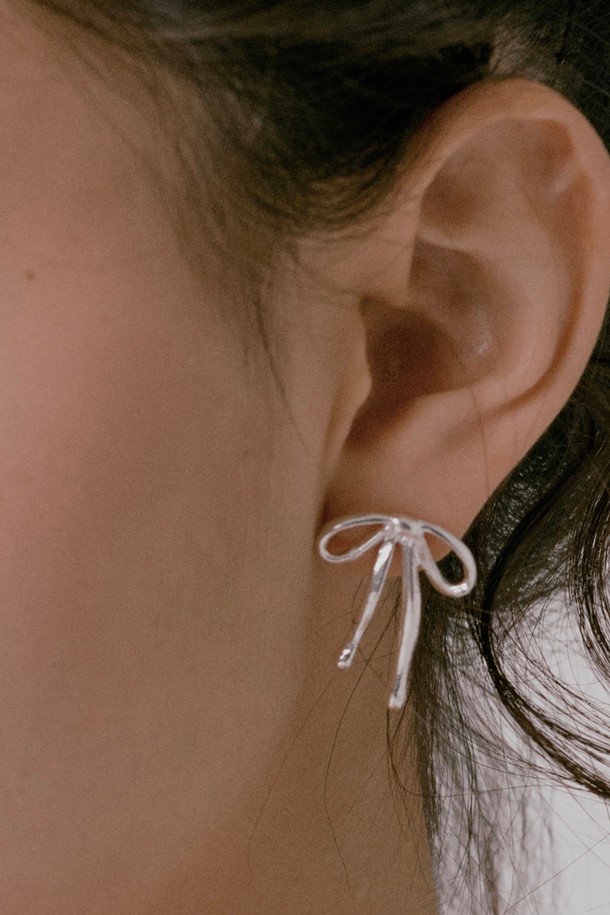 클래식한 무드의 리본 디자인이 돋보이는 'Ribbon classic mini' 쥬얼리입니다. Silver925 소재로 제작되어 알레르기 걱정 없이 편안하게 착용할 수 있으며, 골드와 실버 두 가지 컬러로 만나볼 수 있습니다. 데일리 룩에 사랑스러운 포인트를 더해줄 미니 사이즈의 리본 쥬얼리로, 여성스러움을 강조해 보세요.
