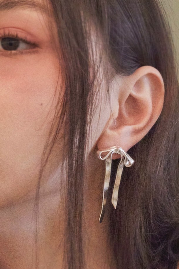 발레코어 무드를 담은 여성용 귀걸이입니다. 섬세한 리본 디자인과 실버925 소재로 제작되어 우아한 분위기를 연출하며, 알레르기 방지 기능으로 편안하게 착용할 수 있습니다. 가볍고 한 쌍으로 구성되어 데일리룩에 포인트를 더하기 좋습니다.
