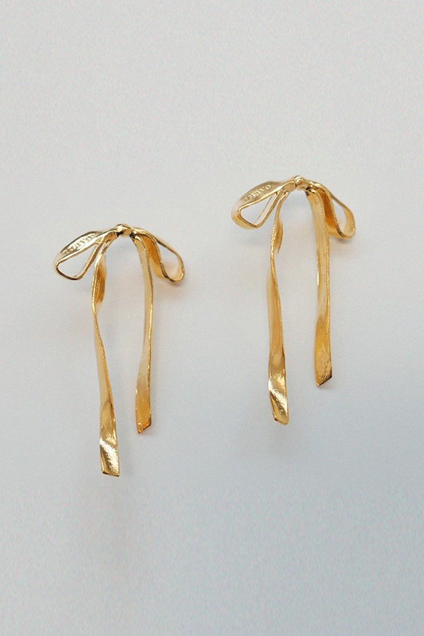 클래식한 리본 디자인이 돋보이는 여성용 귀걸이입니다. 실버925 소재로 제작되어 알레르기 걱정 없이 착용 가능하며, 미디엄 사이즈로 어떤 스타일에도 잘 어울립니다. 실버와 골드 두 가지 색상으로 제공되어, 취향에 맞는 색상을 선택하여 클래식한 무드를 연출해 보세요.
