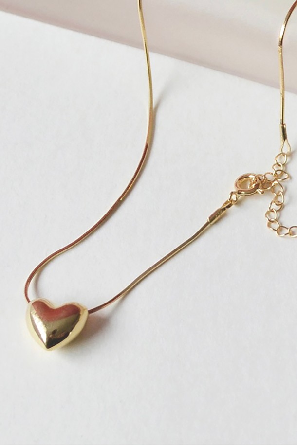 **Cute heart necklace**

우아함과 미니멀한 감성을 담은 여성용 목걸이입니다. 실버925 소재에 하트 펜던트와 진주 장식이 더해져 세련된 스타일을 연출하며, 레이어드하여 다양한 분위기를 낼 수 있습니다. 총 44cm 길이로, 3cm 길이 조절이 가능한 체인이 있어 편안하게 착용할 수 있습니다.
