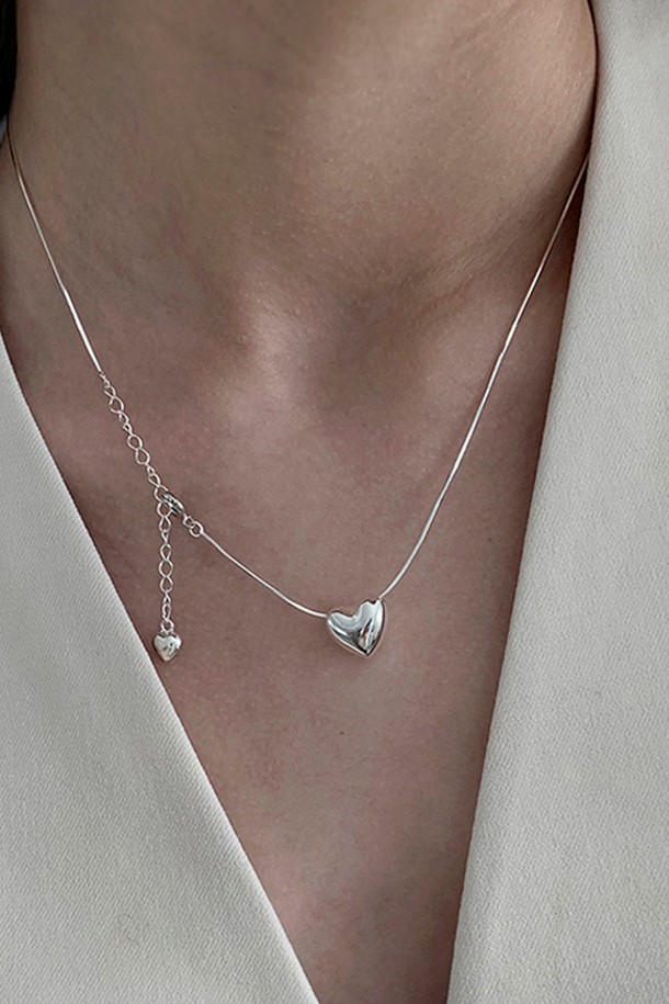 큐트 하트 목걸이는 여성스러운 스타일을 완성해 줄 실버925 소재의 목걸이입니다. 미니멀한 디자인에 하트 펜던트와 진주 레이어드, 체인 디테일이 더해져 세련된 느낌을 줍니다. 데이트룩, 쇼핑룩 등 다양한 TPO에 매치하여 스타일리시하게 연출할 수 있으며, 단독 또는 레이어드 스타일링 모두 가능합니다. 길이 조절이 가능하여 원하는 핏으로 착용할 수 있어 데일리 아이템으로 활용도가 높습니다.
