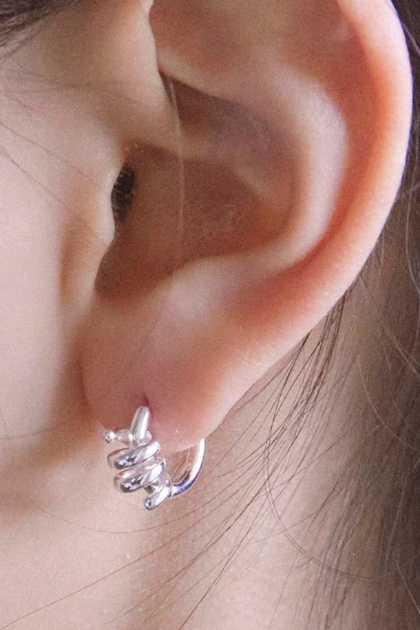 실버925 소재의 Circle strap hoop 귀걸이입니다. 1.2cm 사이즈의 원형 후프 디자인으로, 메탈릭 텍스처가 돋보이며 스트랩 장식이 세련된 포인트를 더합니다. 알레르기 방지 기능과 하이포알러제닉 디자인으로 제작되어, 민감한 피부에도 안심하고 착용할 수 있는 데일리 아이템입니다.
